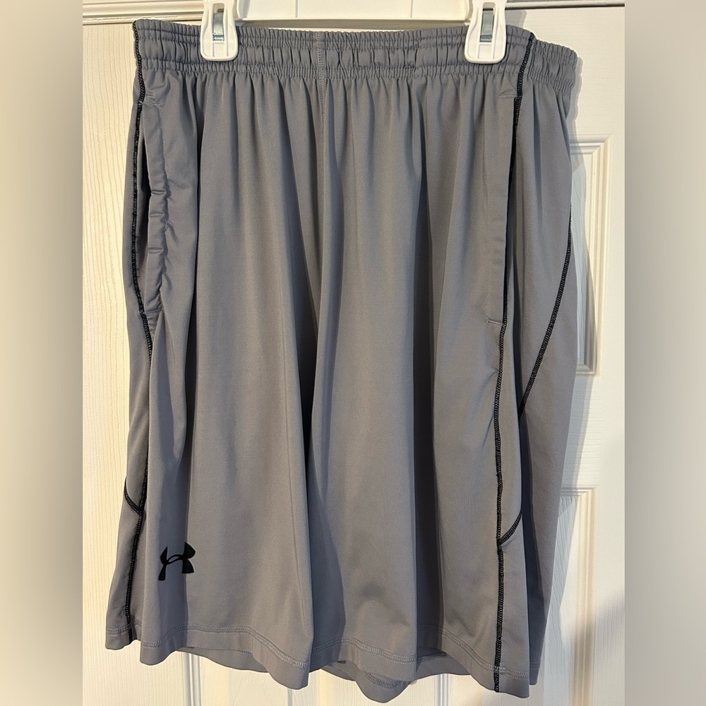 Under Armour HeatGear Men’s Loose Fit Gray Athletic Shorts LARGE